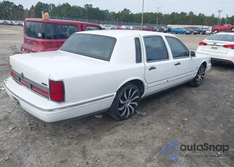 1996 Lincoln Town Car Executive z USA, uszkodzony, nr VIN 1LNLM81W5TY646462